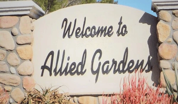 Allied Gardens Locksmith technician assisting a customer with car key replacement in Allied Gardens, San Diego. Call Locksmith Magic.