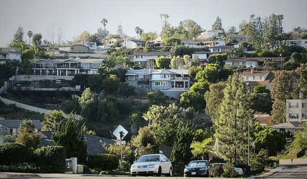 Del Cerro locksmith technician working in Del Cerro San Diego – car key replacement and rekey service near 92120