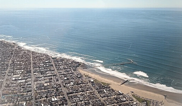 Ocean Beach Locksmith technician assisting with car key replacement near Newport Avenue in Ocean Beach San Diego. Call Now Locksmith Magic